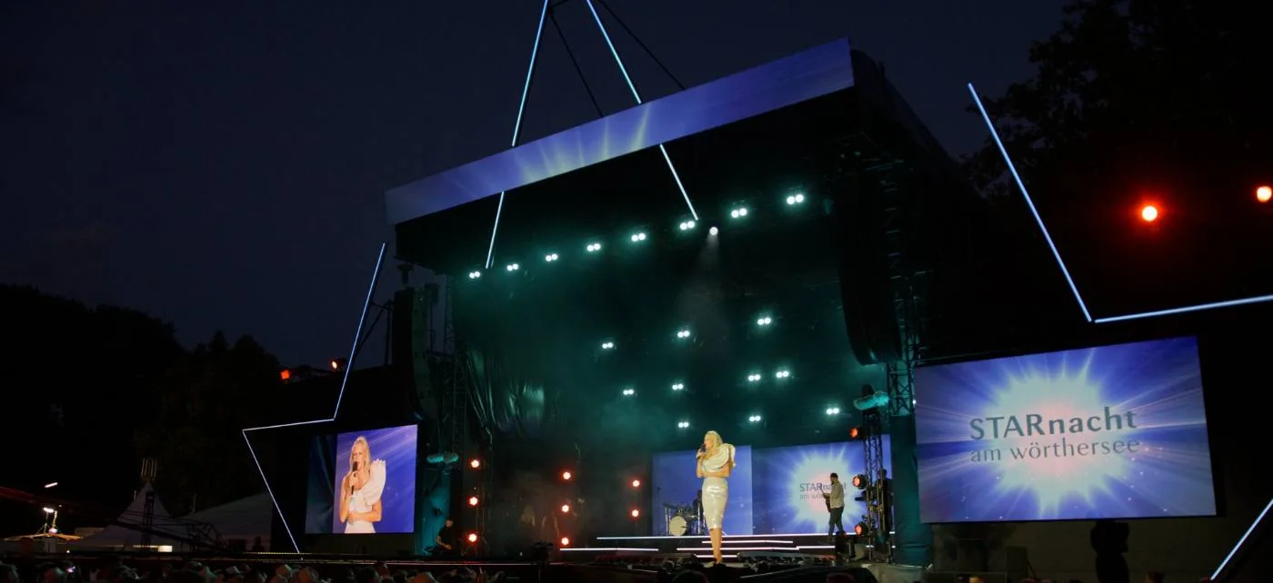 STARnacht am Wörthersee: stage at night with big screens alongside